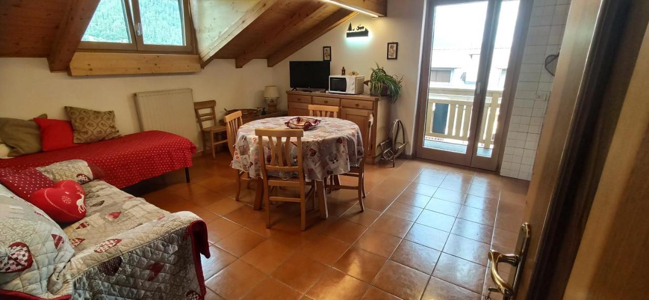 Apartamento Mansarda A Carciato, Trilocale In Montagna Dimaro Exterior foto